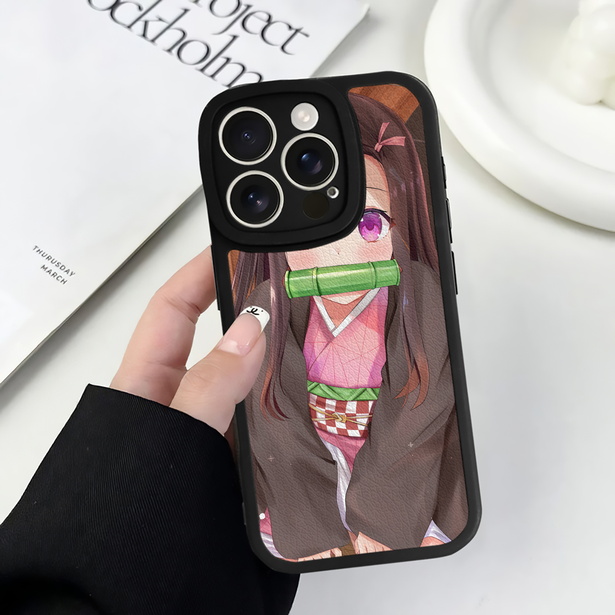 （画像用） 鬼滅の刃（きめつのやいば）竈門 禰󠄀豆子／かまど ねずこ Kamado Nezuko 【iPhone 16シリーズ対応】シリコンスマホケース（レザー調） 材質：シリコン